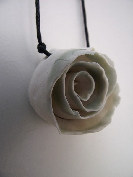 Collana con rosa in porcellana bianca di Limoges