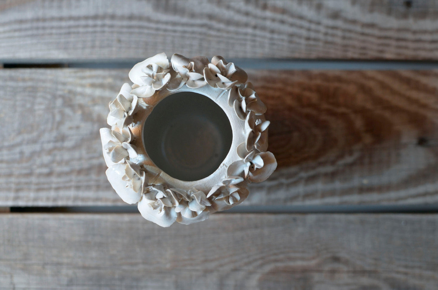 Romantico vaso in gres con viole del pensiero bianche  - gres -