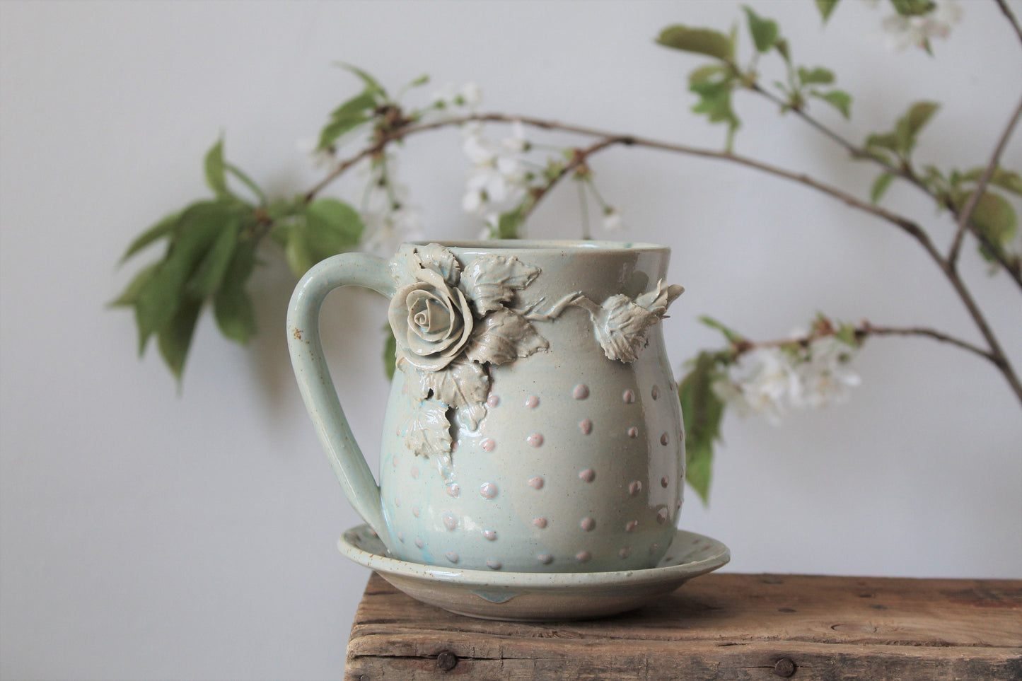 Tazza Alice in gres azzurra - IN PRODUZIONE - con rose e puntini rosa a rilievo - con piattino  - design 2