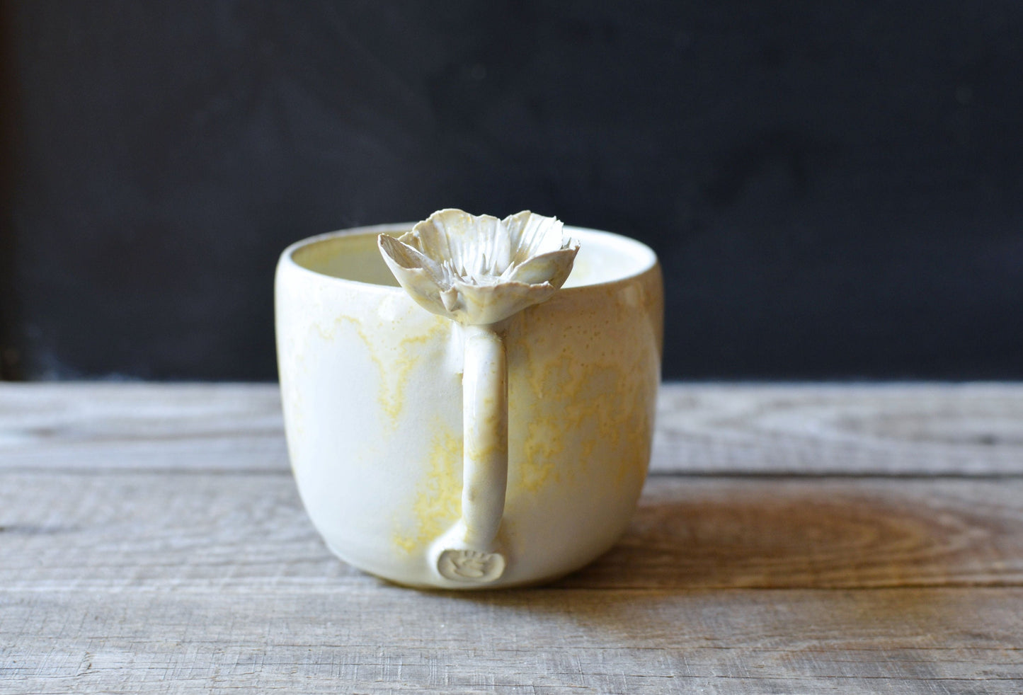 Tazza in gres color avorio granito con fiore di anemone - SU ORDINAZIONE