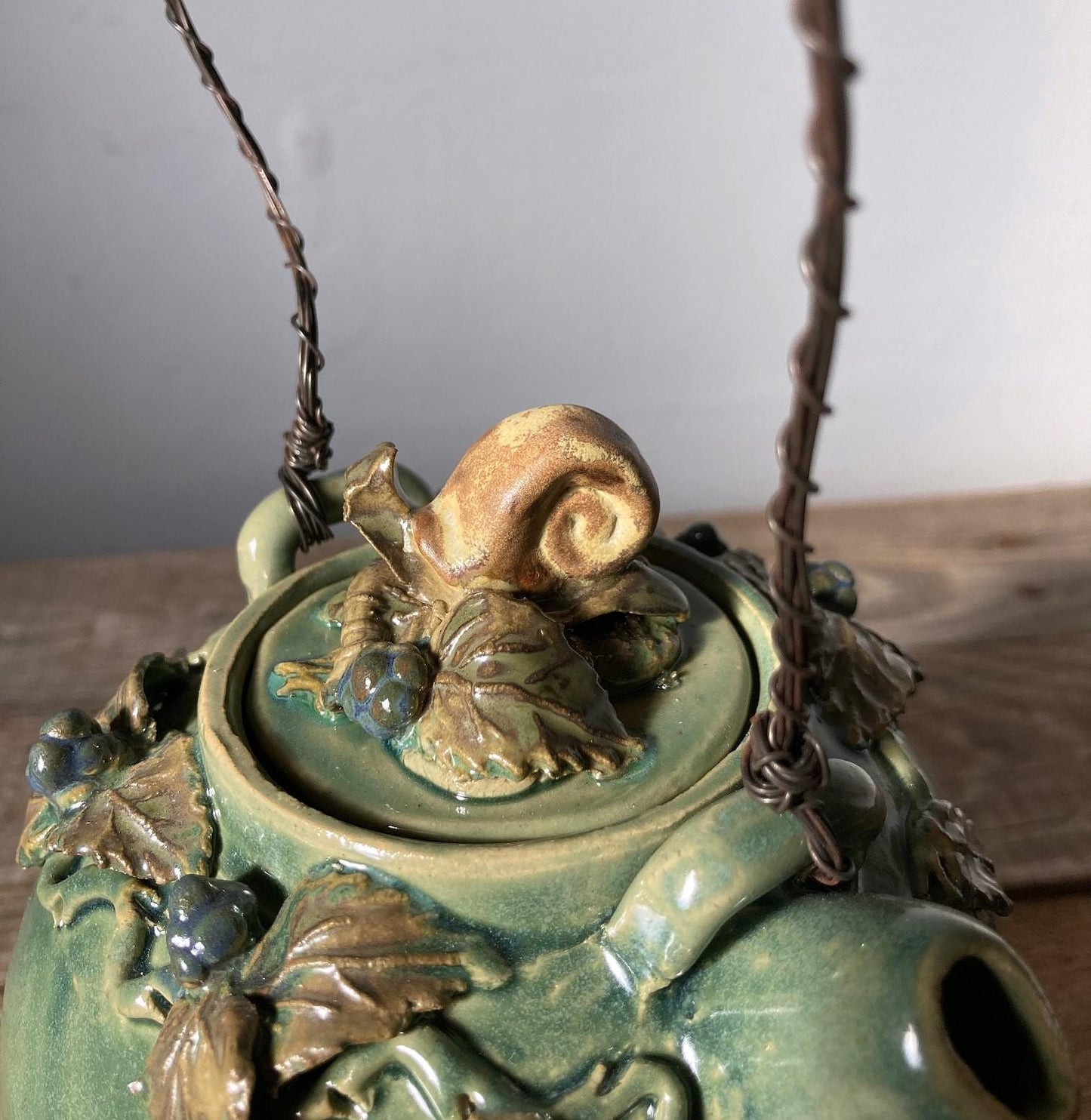 Teiera "La lumaca sulla teiera"  (manico in ferro) - IN PRODUZIONE -  in gres  smaltato di verde.
