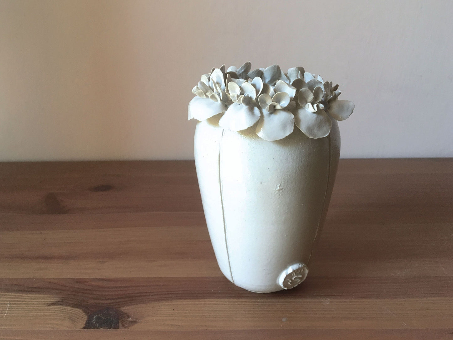 Romantico vaso in gres con viole del pensiero bianche  - gres -