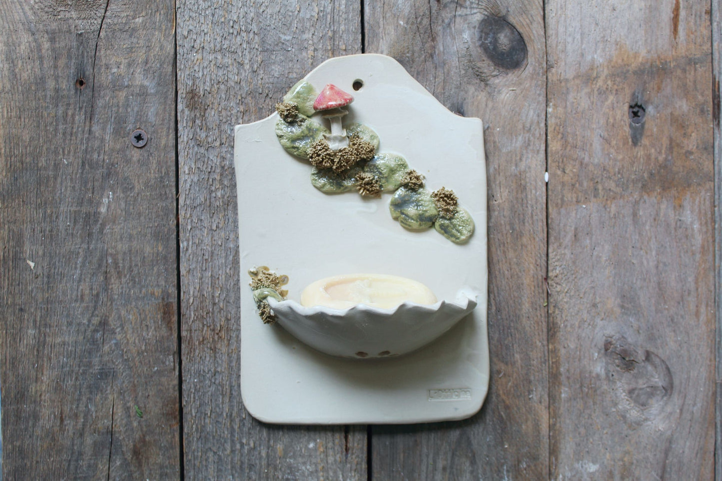 Porta sapone da appendere in gres crema con Amanite Muscaria e muschio - gres