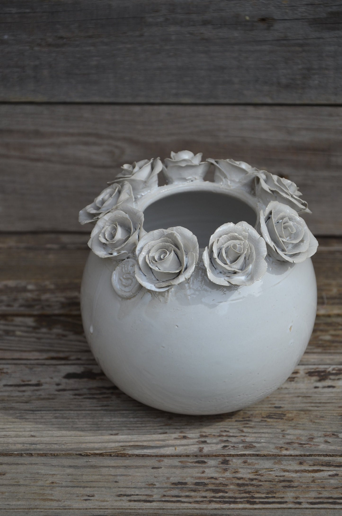 Romantico vaso bianco in gres con corona di rose - SU ORDINAZIONE