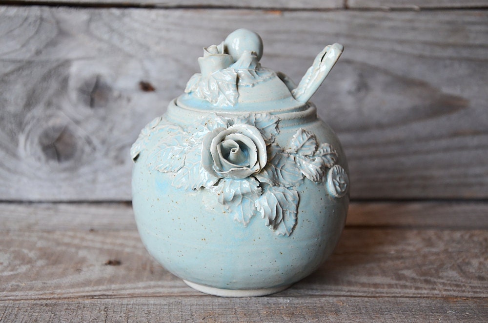 Zuccheriera e cucchiaino "Alice nel paese delle meraviglie" in gres azzurro granito con rose e foglie