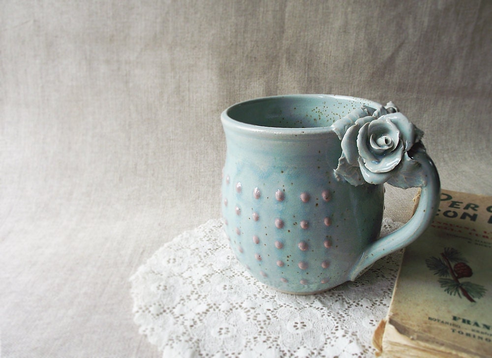 Alice Tazza in gres azzurra con rose - IN PRODUZIONE -  e puntini rosa a rilievo - gres - design 1