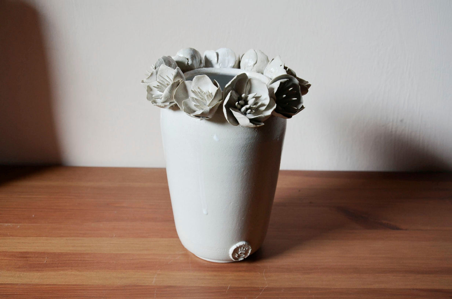 Romantico vaso in gres con anemoni bianchi - gres -