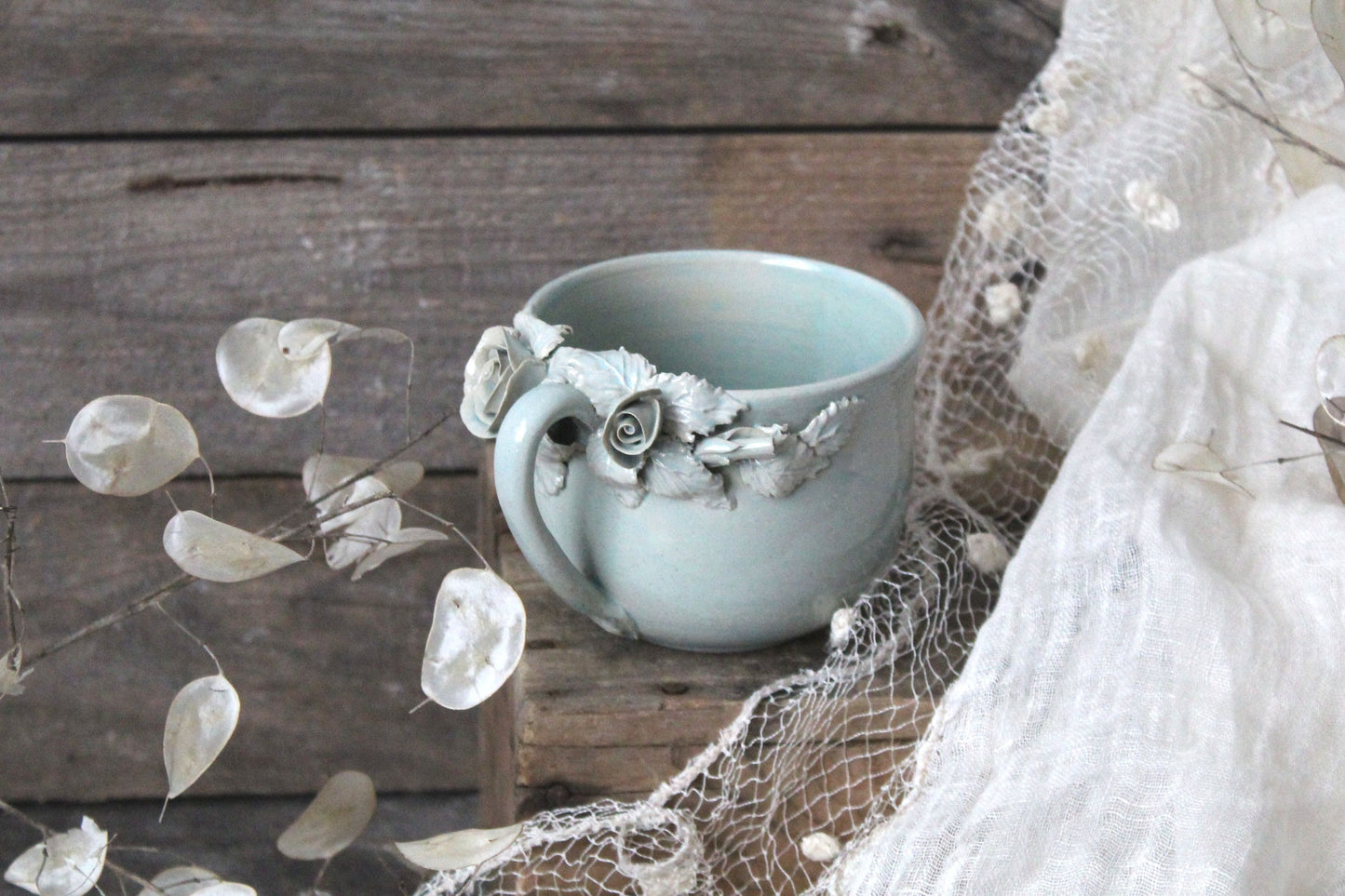 Alice Tazza in gres azzurra con rose   -  design 1