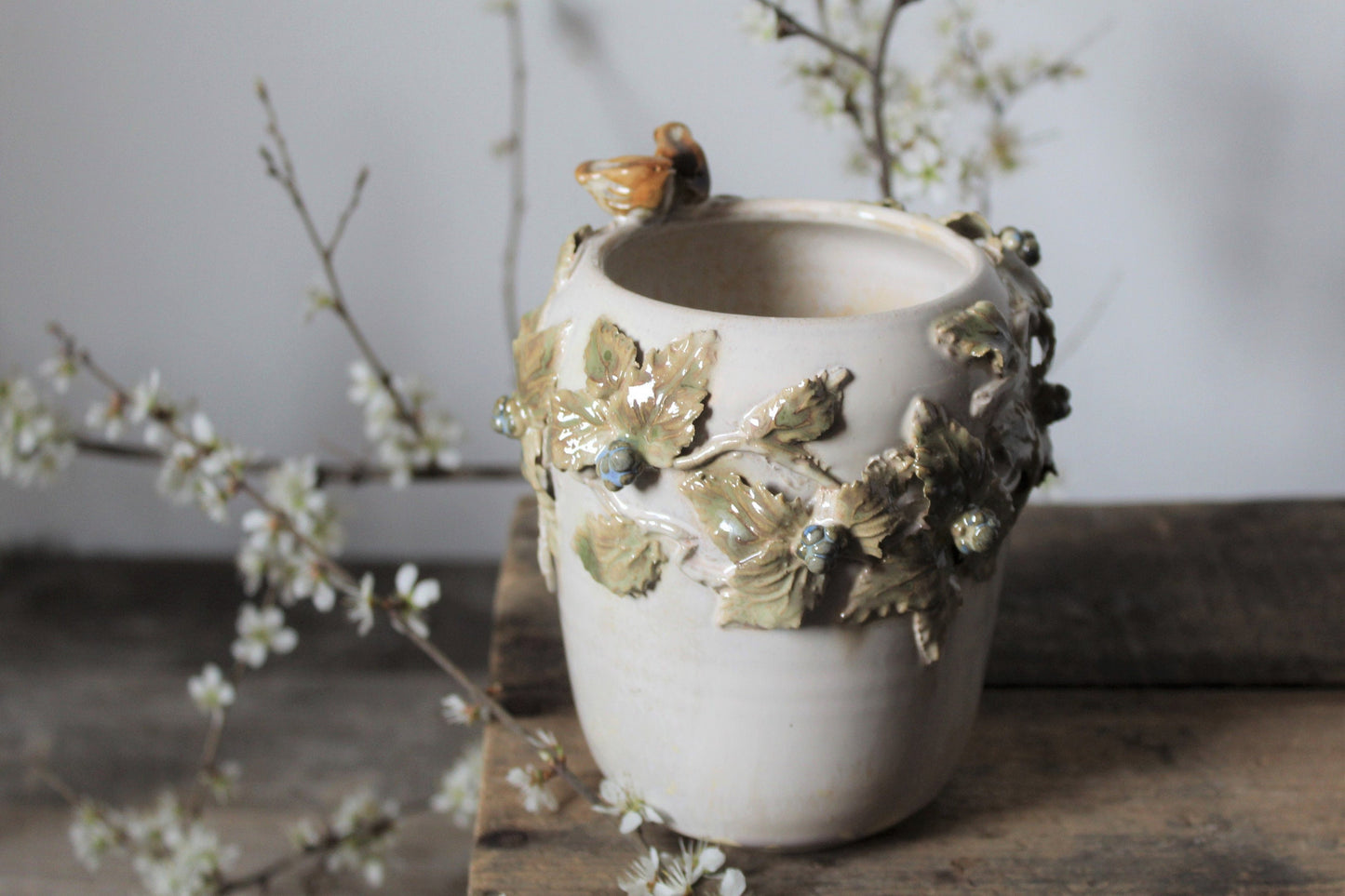 Romantico vaso in gres con due uccellini, rovi e more  - IN PRODUZIONE - gres -