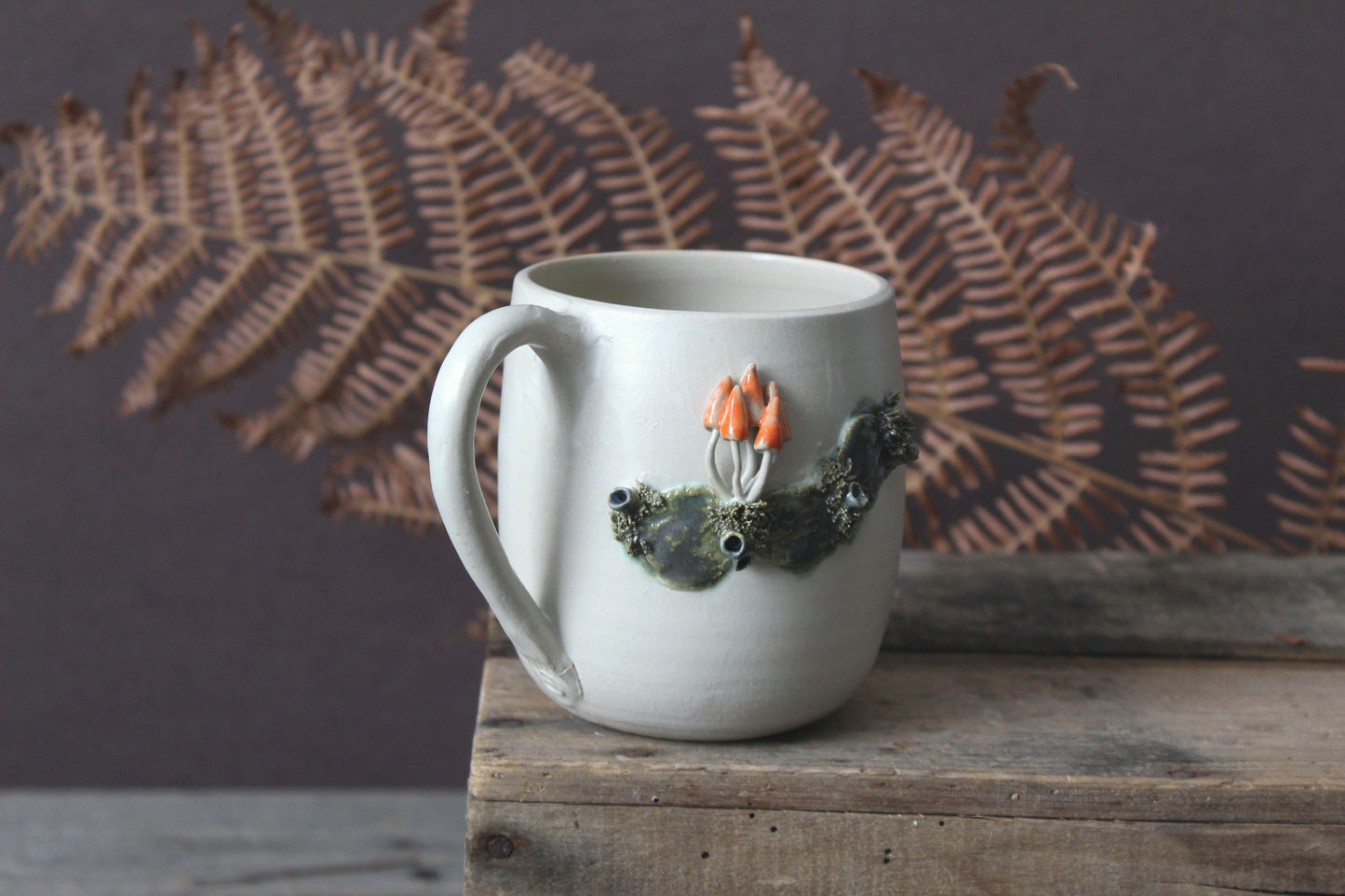Tazza in gres  con funghetti arancioni - smalto chiaro -  gres