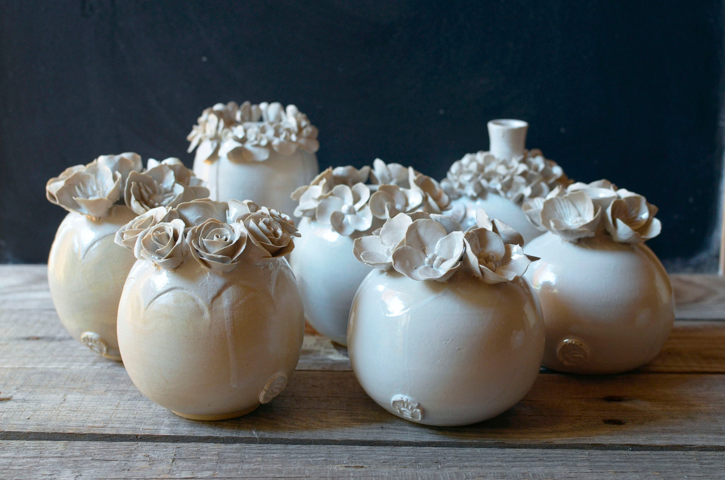 Romantico vaso sferico bianco in gres con fiori a 4 petali -  gres -