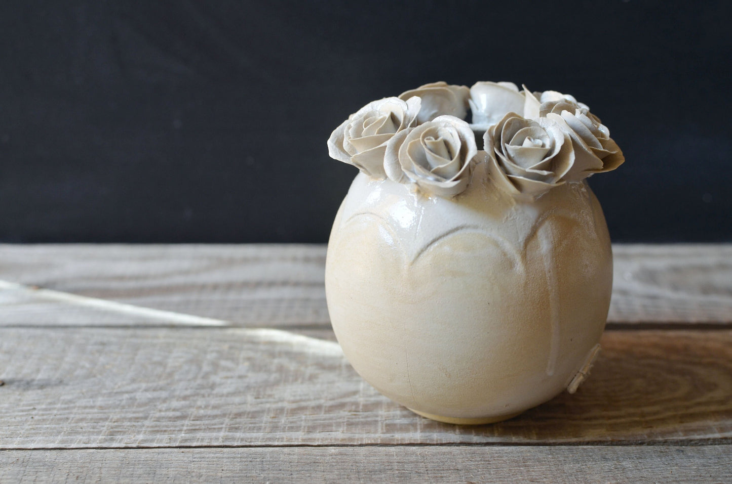 Romantico vaso sferico bianco  con base giallo chiaro in gres con rose - gres