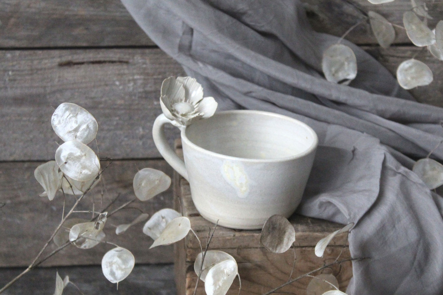 Tazza in gres color avorio granito con fiore di anemone - SU ORDINAZIONE