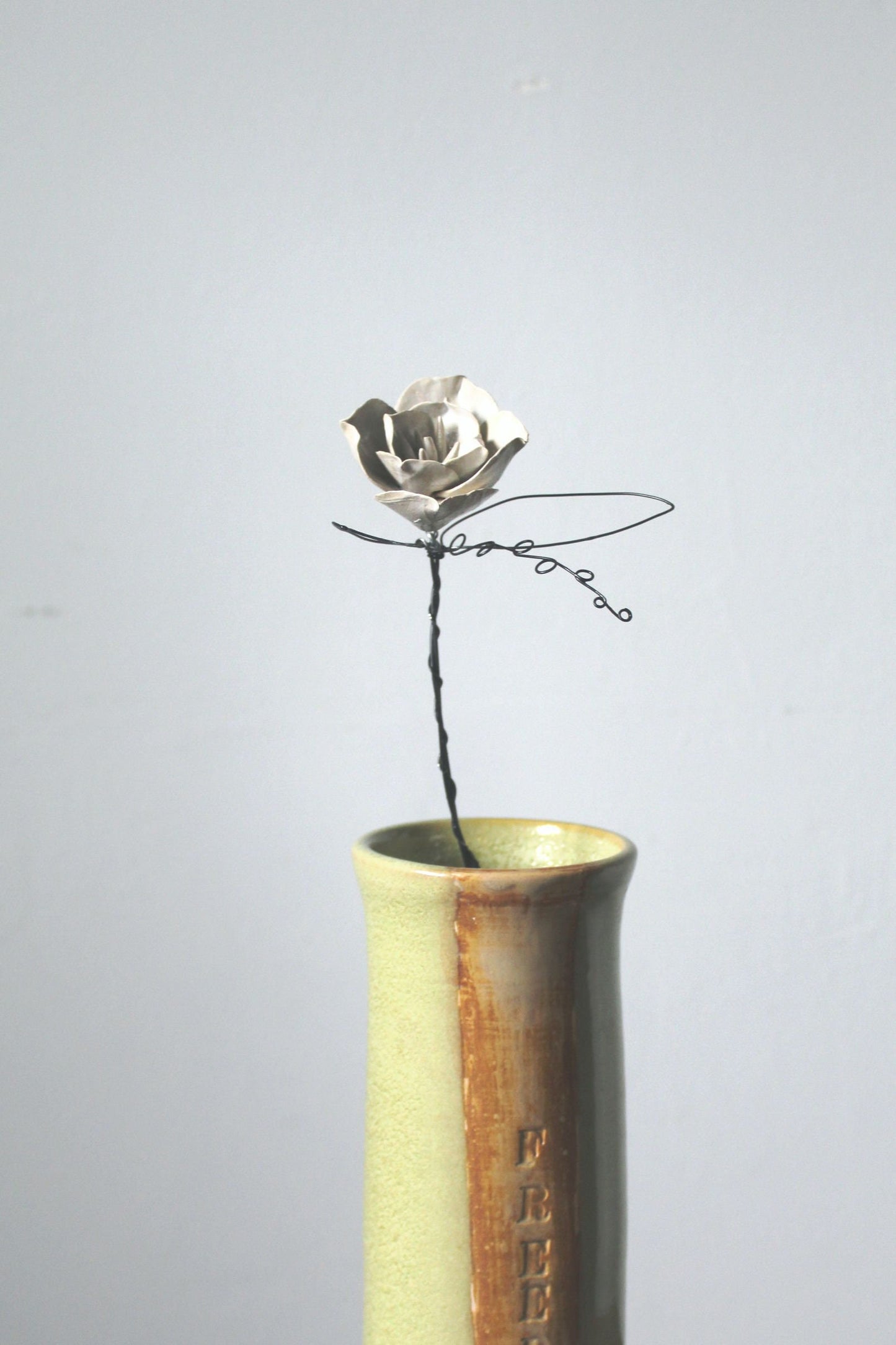 Fiore bianco in ceramica con stelo e foglia in fil di ferro