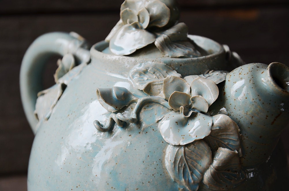 Teiera "Viola del pensiero" - SU ORDINAZIONE -   in gres  smaltato di azzurro granito con fiori e foglie