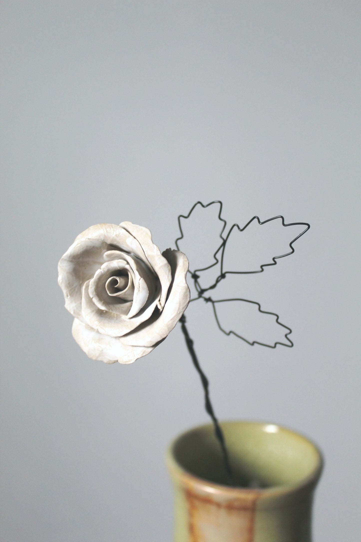 Rosa bianca   in ceramica con stelo e foglia in fil di ferro