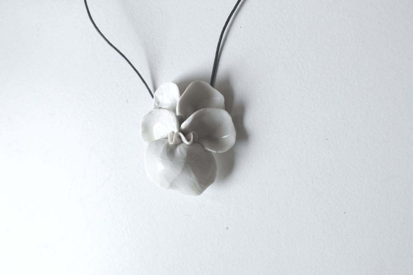 Collana "Viola del pensiero" in porcellana di Limoges
