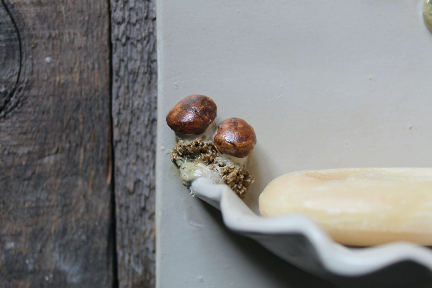 Porta sapone da appendere in gres crema con porcini e muschio - gres