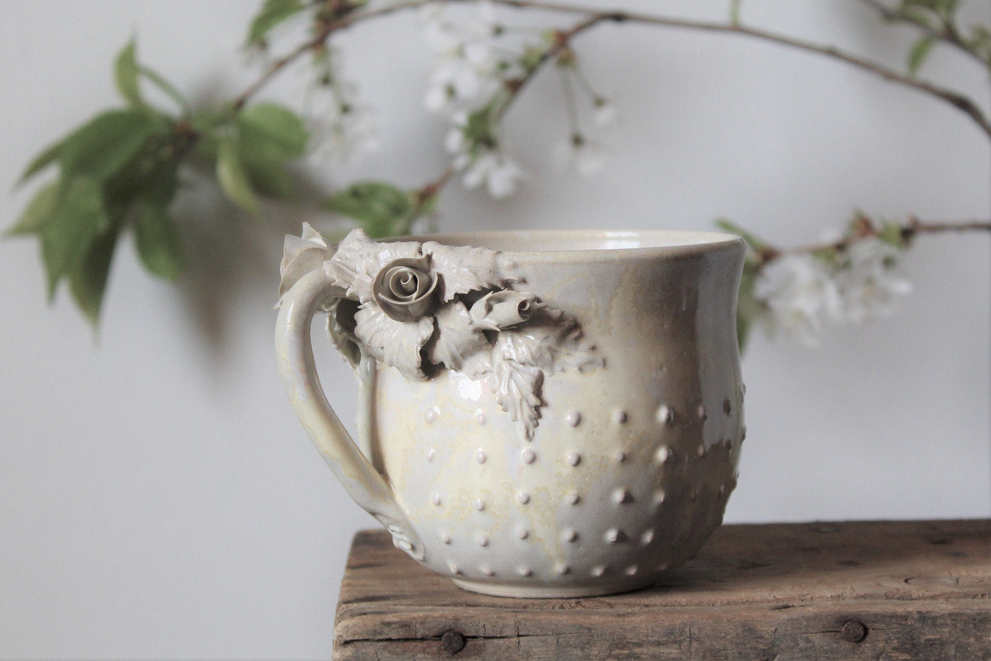 Tazza in gres avorio con rose e puntini rosa a rilievo  -    gres