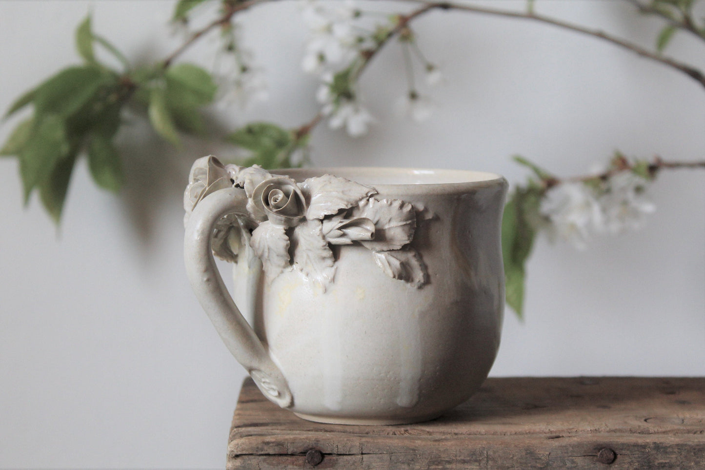 Alice - Tazza in gres avorio  con rose  senza puntini -   SU ORDINAZIONE - design 1