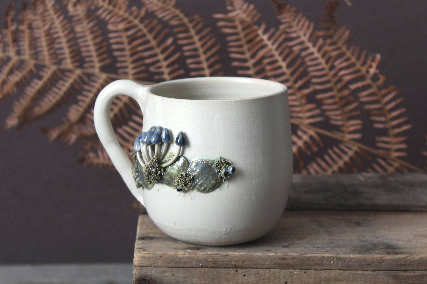 Tazza in gres  con funghetti blue  -  smalto chiaro - gres