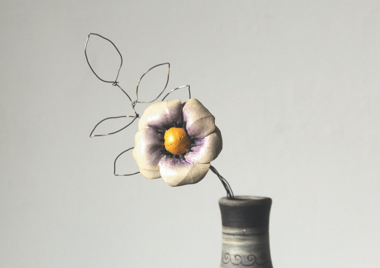 Fiore bianco e blu semplice   in ceramica con stelo e foglia in fil di ferro
