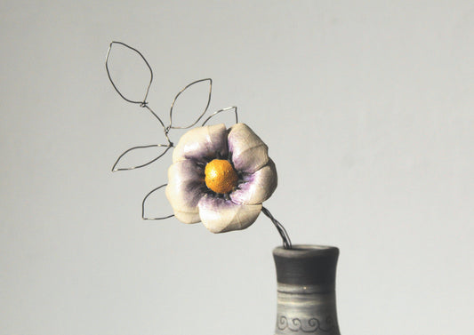 Fiore bianco e blu semplice   in ceramica con stelo e foglia in fil di ferro
