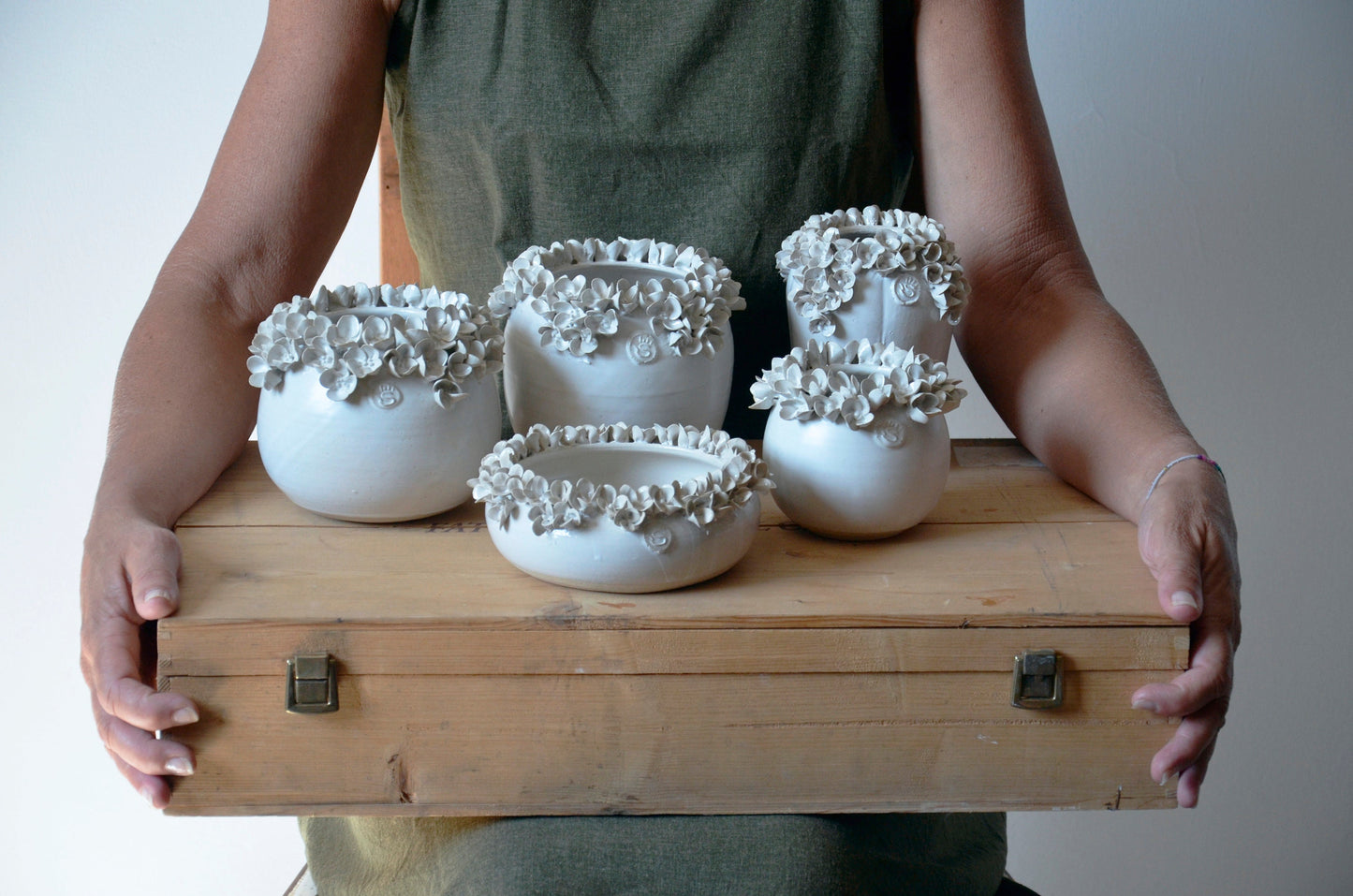 vasi in gres bianco con fiori di ortensia