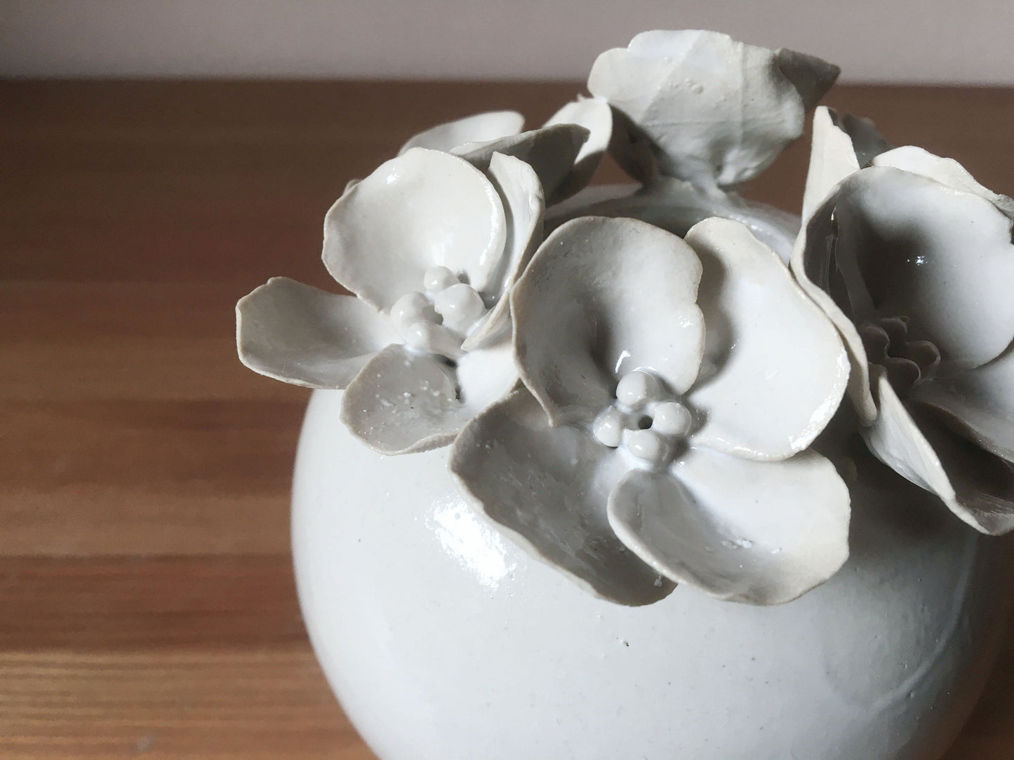 Romantico vaso sferico bianco in gres con fiori a 4 petali -  gres -