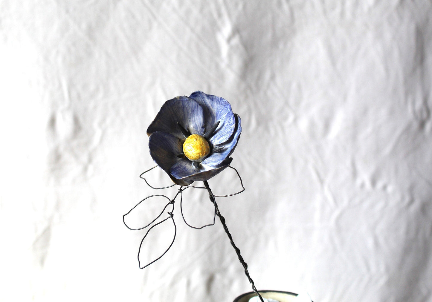 Fiore in gres di colore azzurro
