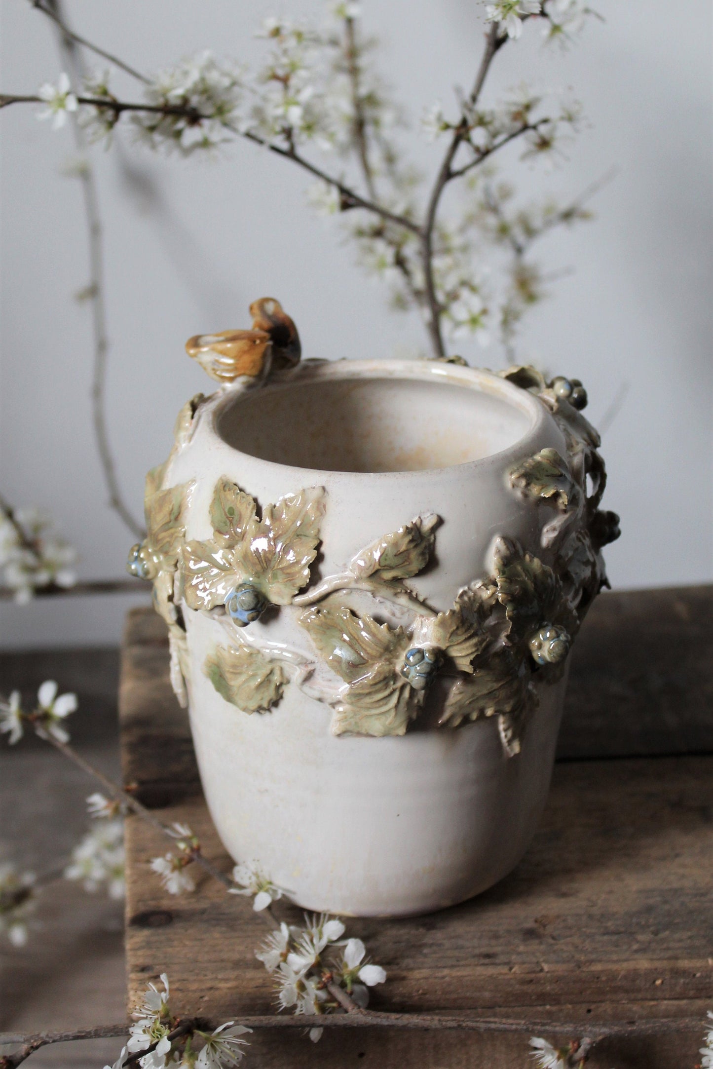 Romantico vaso in gres con due uccellini, rovi e more  - IN PRODUZIONE - gres -