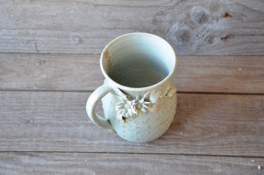 Tazza in gres azzurra con margheritine e puntini rosa a rilievo - SU ORDINAZIONE - gres