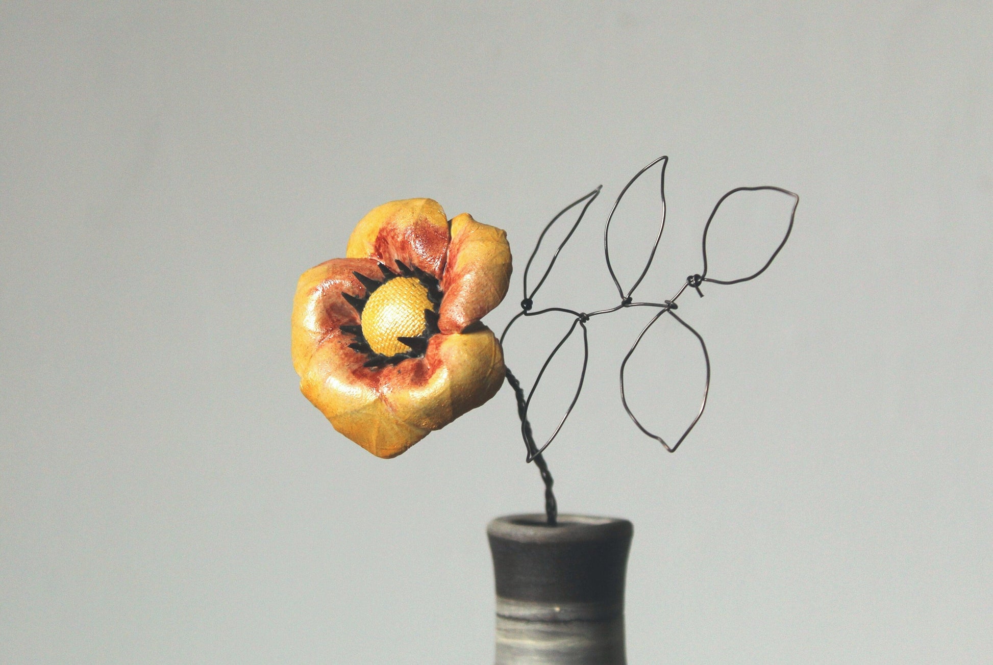 fiore in ceramica con stelo e foglie in fil di ferro
