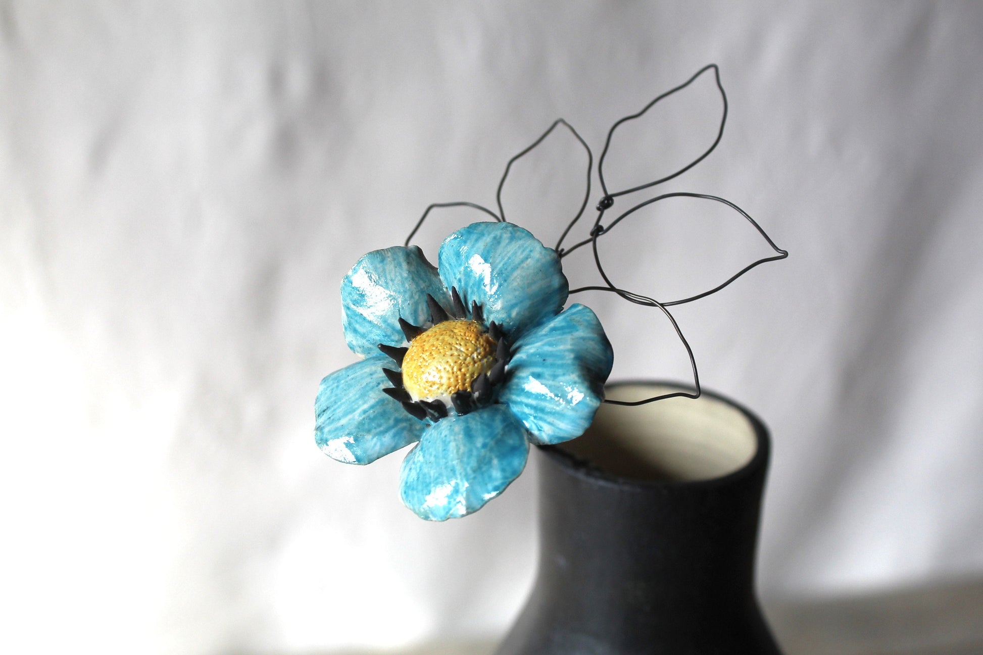 fiore in ceramica con stelo e foglie in fil di ferro