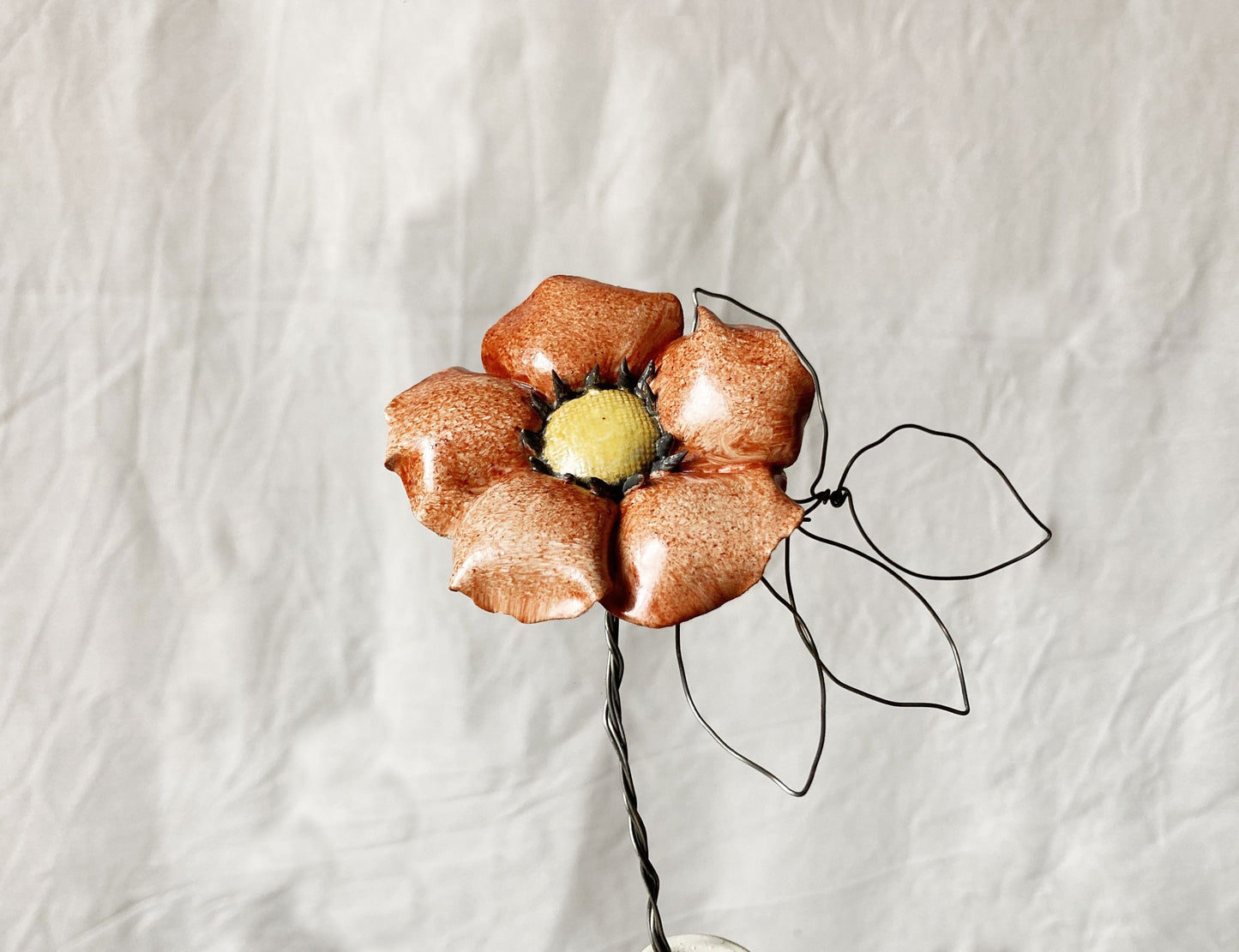 fiore in ceramica con stelo e foglie in fil di ferro