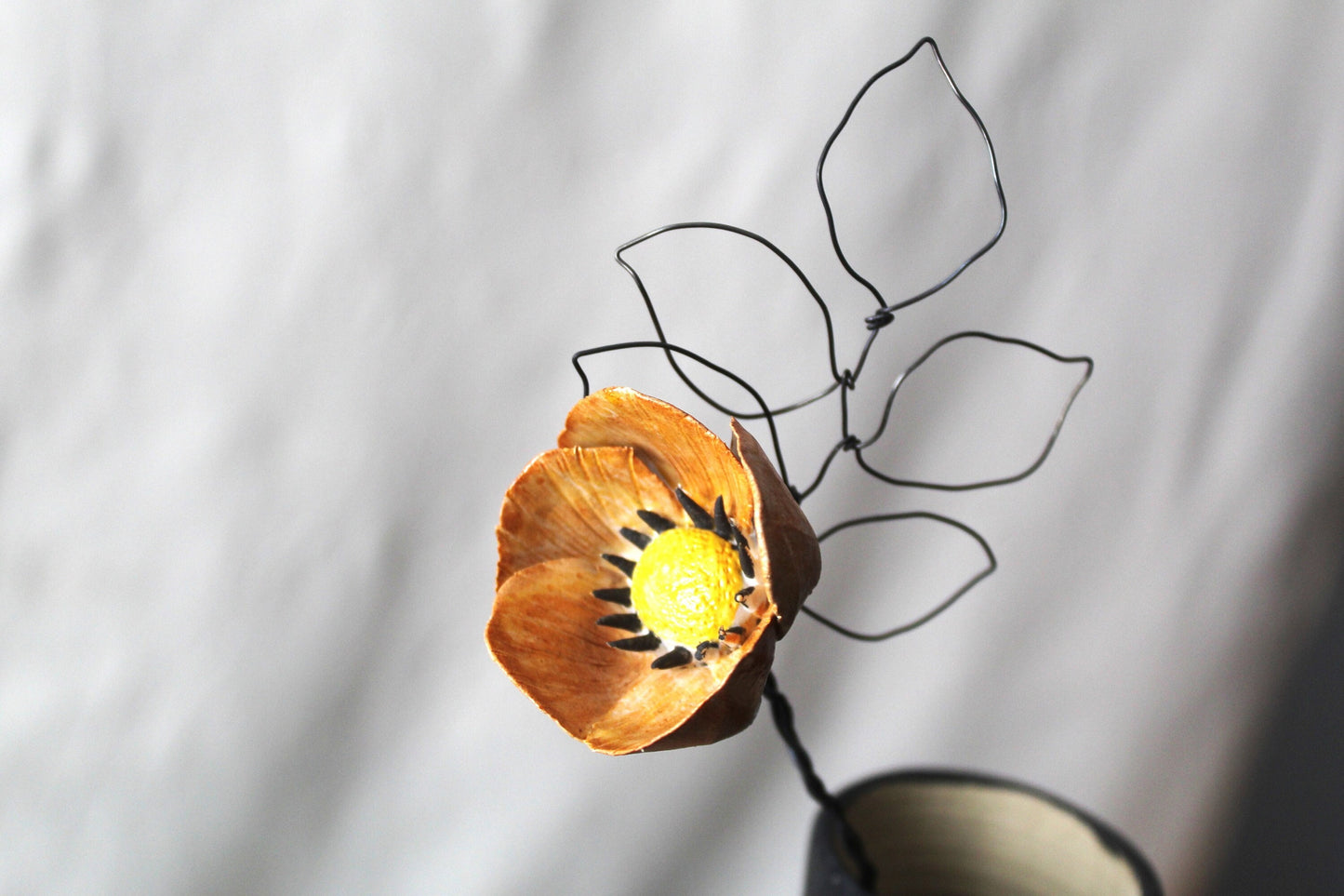 fiore in ceramica con stelo e foglie in fil di ferro