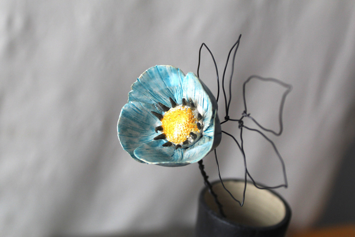 fiore in ceramica con stelo e foglie in fil di ferro