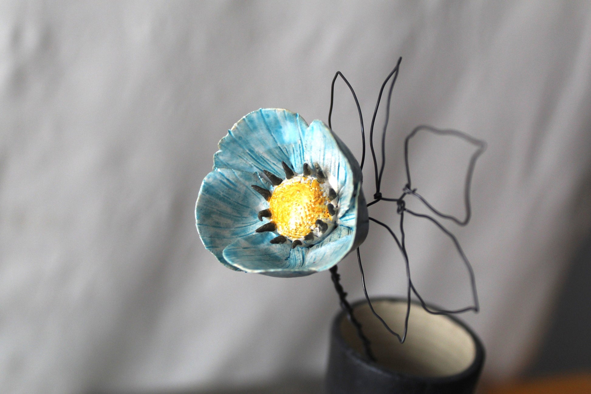 fiore in ceramica con stelo e foglie in fil di ferro