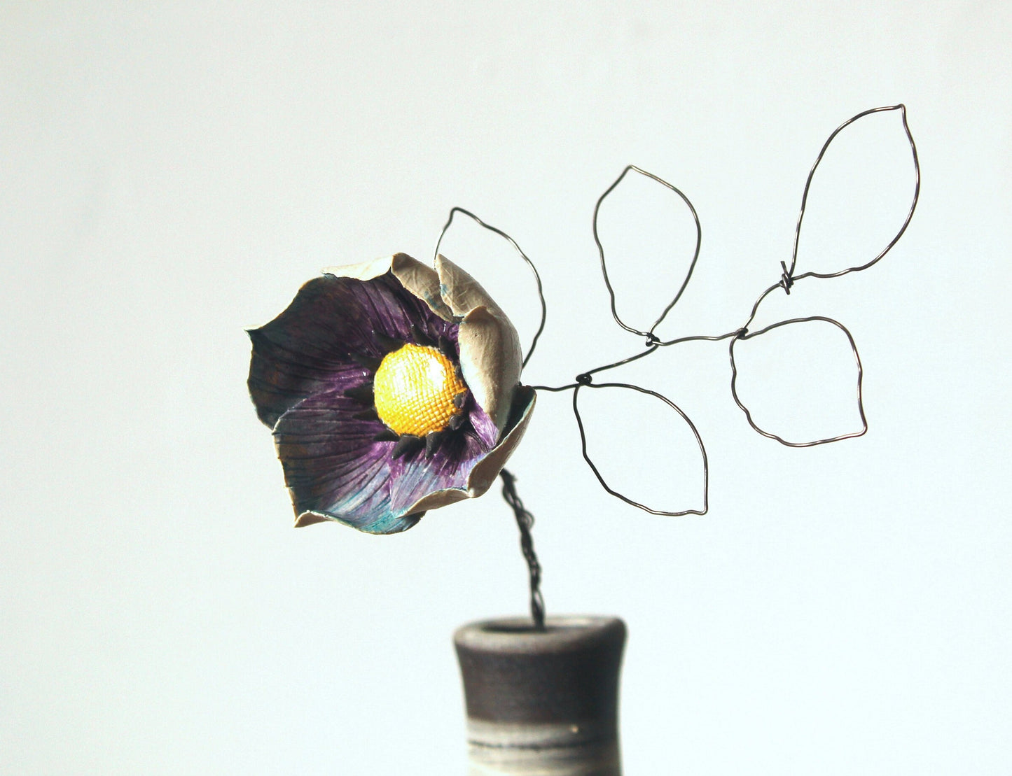 fiore in ceramica con stelo e foglie in fil di ferro