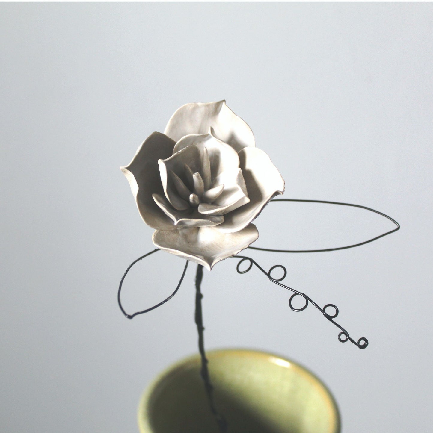 fiore in ceramica con stelo e foglie in fil di ferro