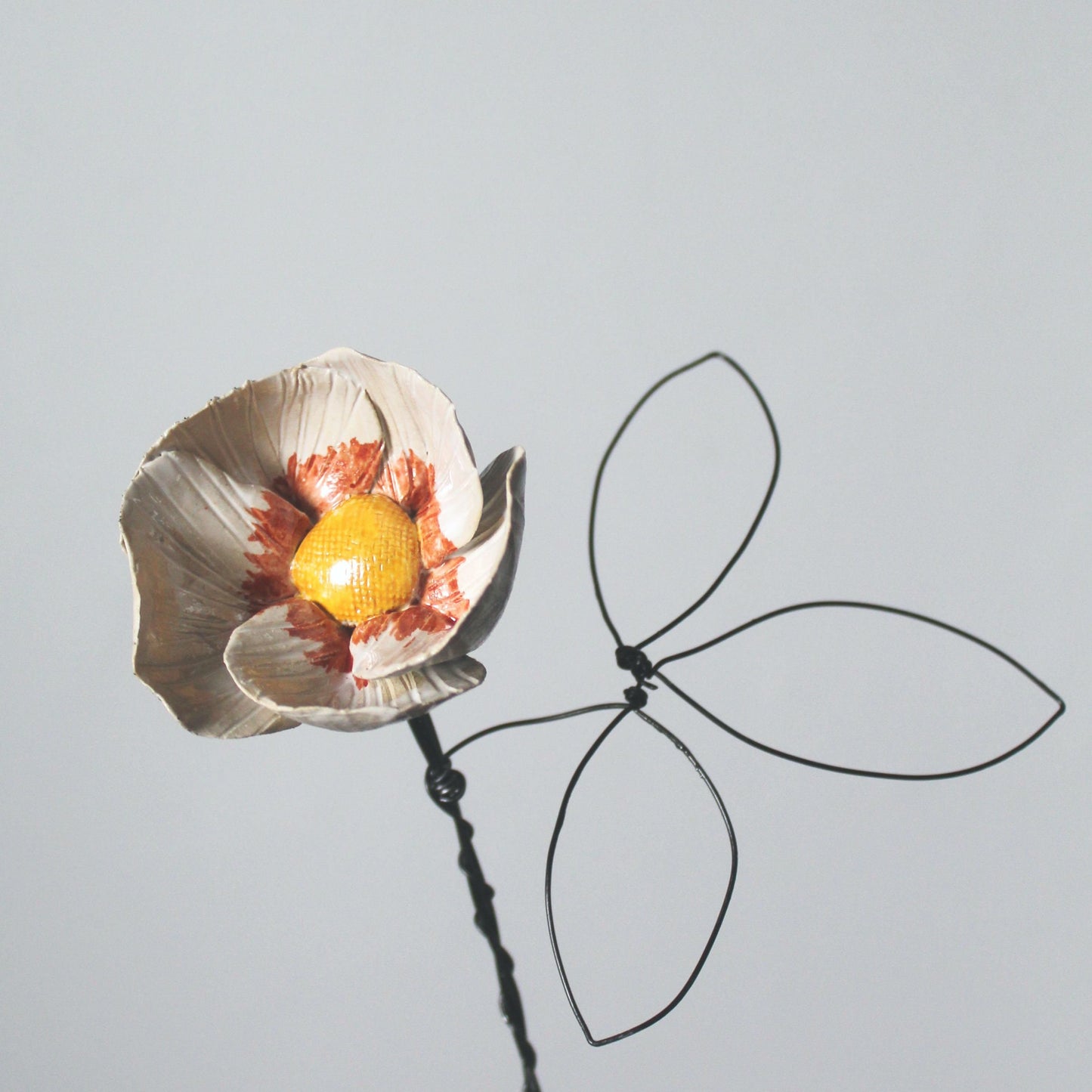 fiore in ceramica con stelo e foglie in fil di ferro