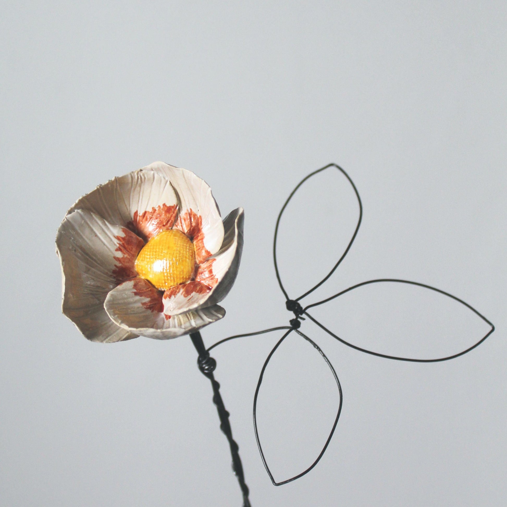 fiore in ceramica con stelo e foglie in fil di ferro