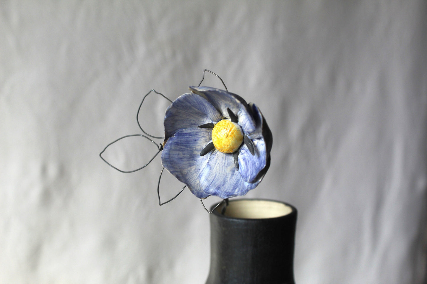 fiore in ceramica con stelo e foglie in fil di ferro