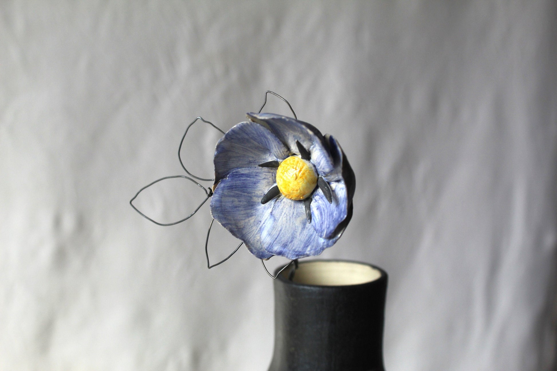 fiore in ceramica con stelo e foglie in fil di ferro