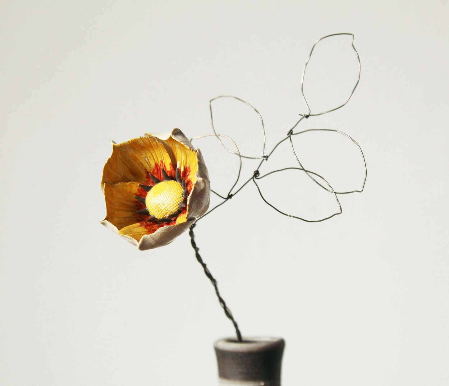 fiore in ceramica con stelo e foglie in fil di ferro