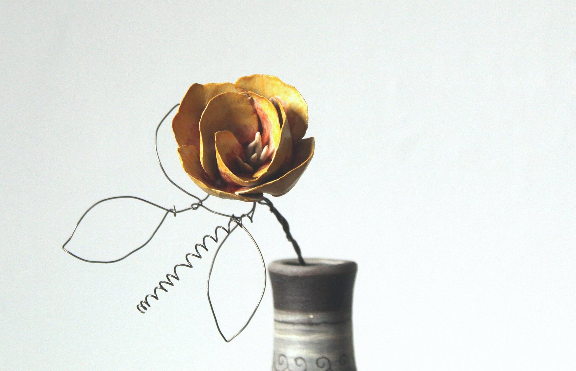 fiore in ceramica con stelo e foglie in fil di ferro