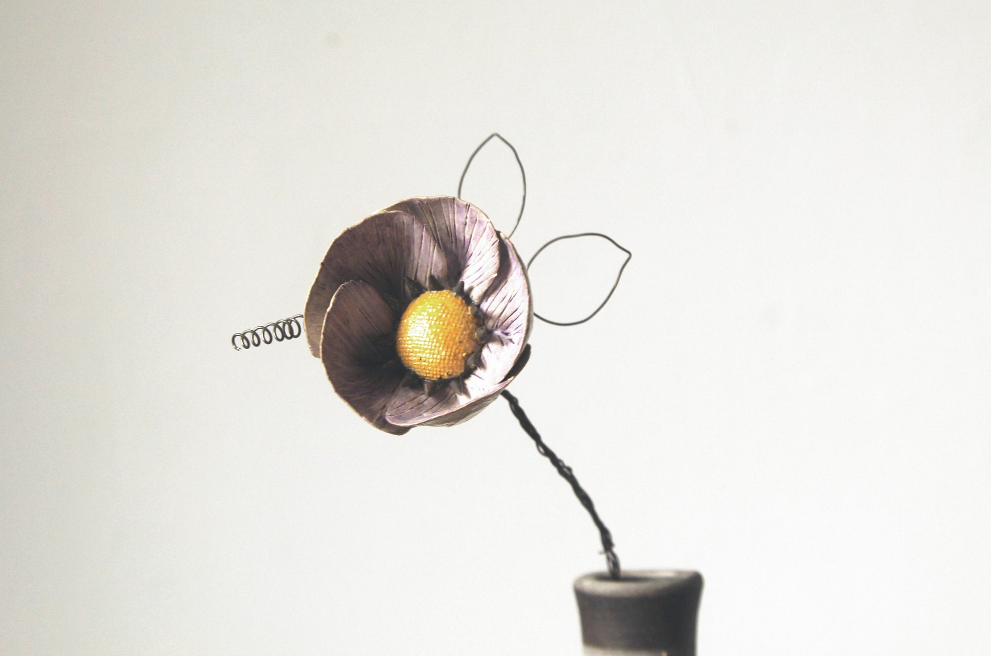 fiore in ceramica con stelo e foglie in fil di ferro