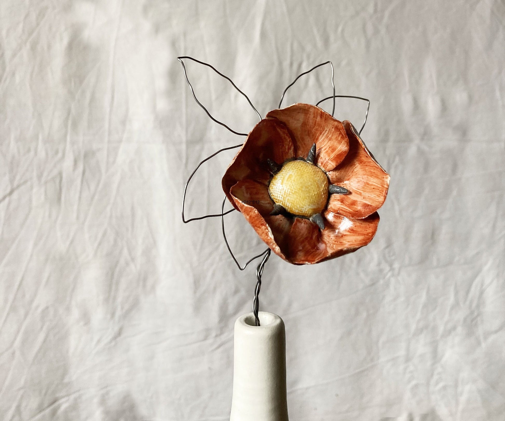 fiore in ceramica con stelo e foglie in fil di ferro