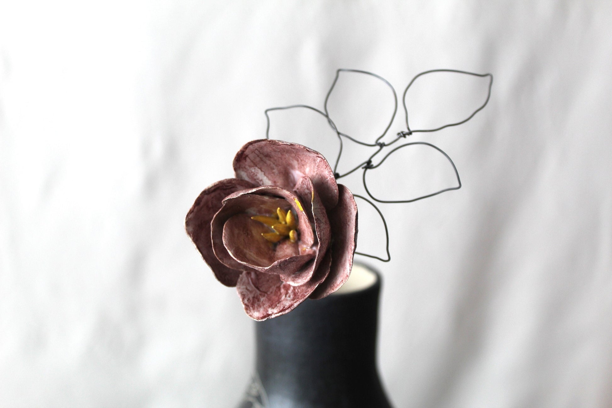 fiore in ceramica con stelo e foglie in fil di ferro