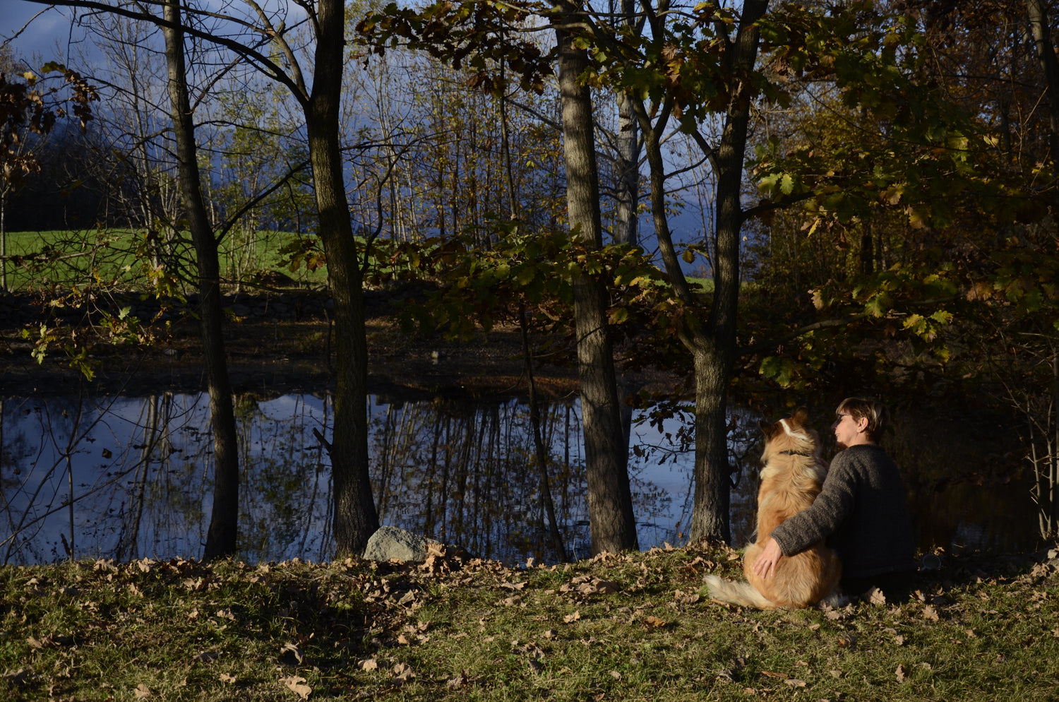 foto del profilo con me e il cane in riva allo stagno